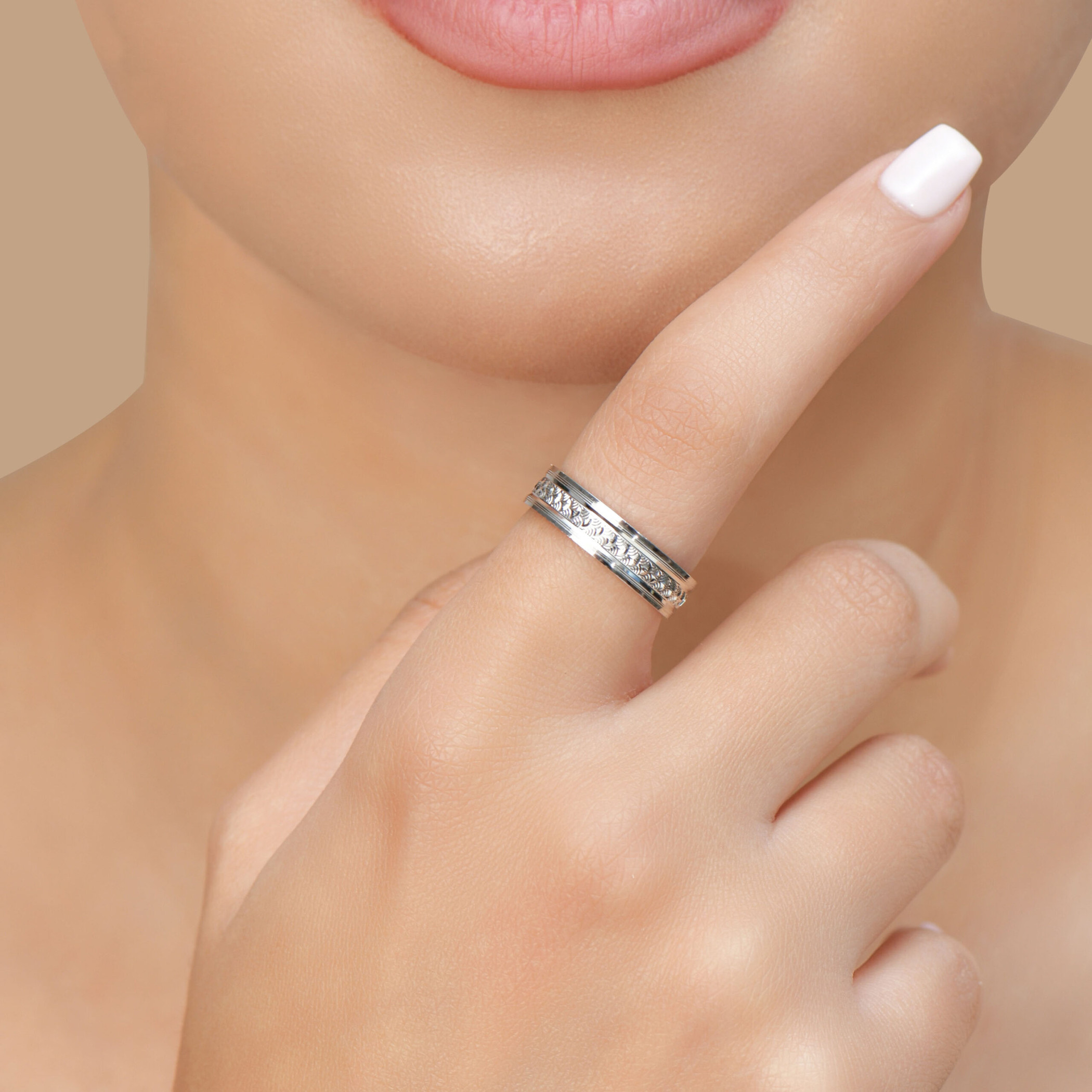 Bague Elyrion – Anneau Texturé en Argent 925, porté