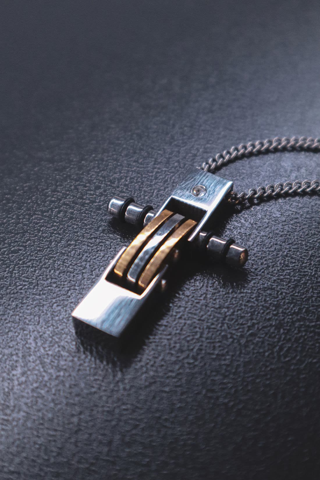 Pendentif Ovale — Pendentif ajouré et pierre noire, sur chaîne acier